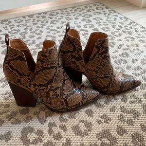 Cute snakeskin booties size 7